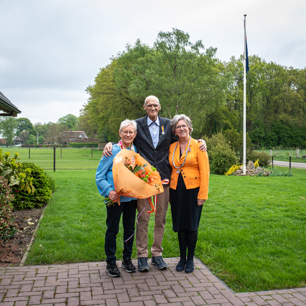 De heer Schreurs ontving thuis een Koninklijke onderscheiding van burgemeester Nauta.